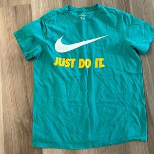 Nike tshirt size L